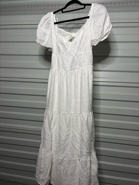 Jessica Simpson White Puff-Sleeve Tiered Maxi with Sweetheart Neckline